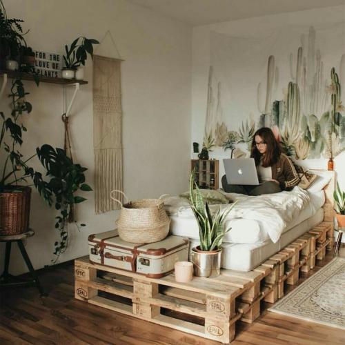 Мебель из поддонов приобретает всё большую и большую популярность использования в интерьере и уже не кажется чем то фантастическим. 01