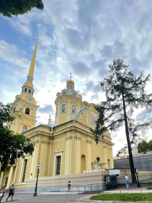 Мы переходим на петроградскую сторону: всем известная петропавловская крепость на заячьем острове, дата закладки которой 27. 01