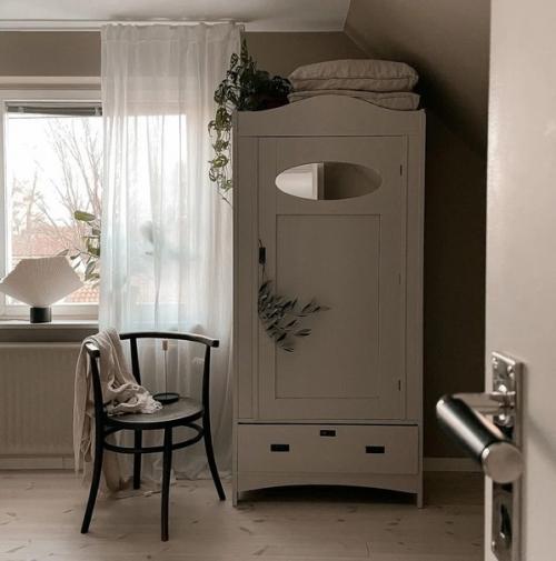 Мягкий уютный интерьер старого деревенского дома молодой семьи в Швеции. 04