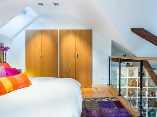 Небольшой лофт в два этажа с камином и французским балконом. 07