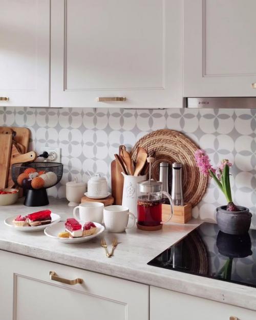 Очаровательная двухкомнатная квартира, которая подкупает своим душевным декором и красивым текстилем. 02