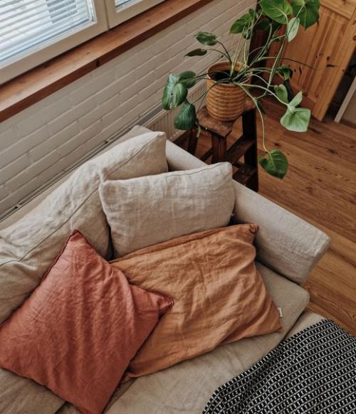 Невероятно уютный и тёплый интерьер с большим количеством дерева и растений. 06