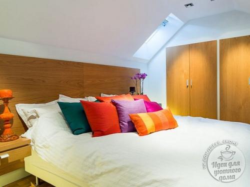 Небольшой лофт в два этажа с камином и французским балконом. 08