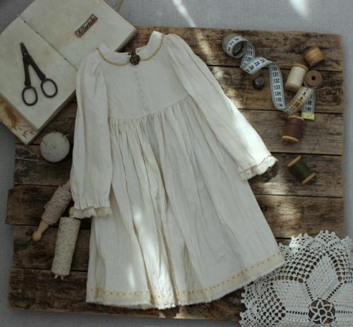Вот такая нежность сшилась в подарок одной моей девочке воздушное старинное платьице для украшения интерьера (спальни, детской, вашей комнаты. 05