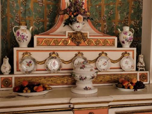 Здесь до сих пор нет электричества, поэтому мы видим интерьер максимально естественным, таким, каким его видели хозяева. 03