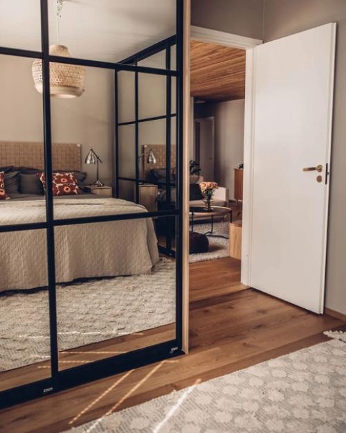 Невероятно уютный и тёплый интерьер с большим количеством дерева и растений. 08