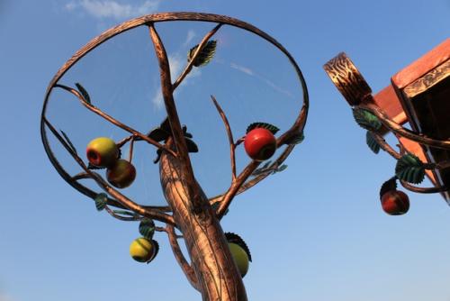 Качественный и современный журнальный стол и стул украсит любую гостиную, балкон, комнату. 05