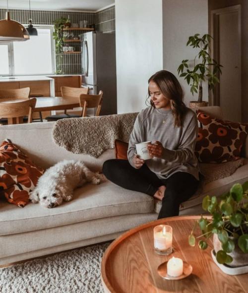 Невероятно уютный и тёплый интерьер с большим количеством дерева и растений. 04