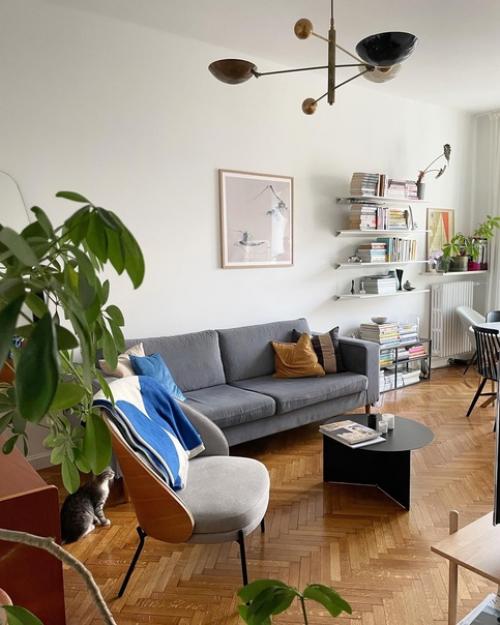 Невероятно уютная кухня - гостиная с небольшим открытым балконом. 06