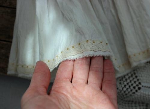Вот такая нежность сшилась в подарок одной моей девочке воздушное старинное платьице для украшения интерьера (спальни, детской, вашей комнаты. 01