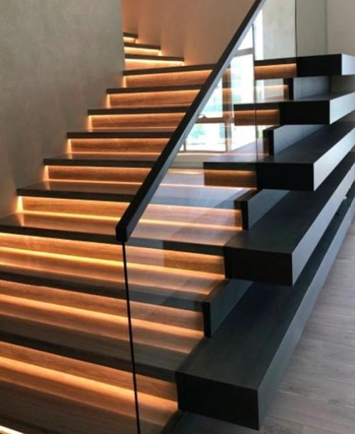 Потрясающее оформление лестницы в загородном доме. 05