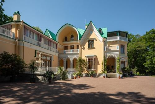 Еще одно интересное место, которое хотелось увидеть - это дворец коттедж в неоготическом стиле в Александрии и готическую капеллу. 01