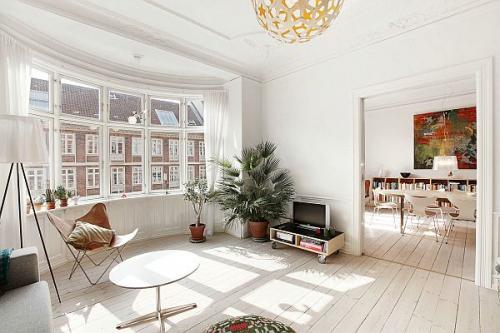 Светлые напольные покрытия - не только мода, но и функциональность. 05