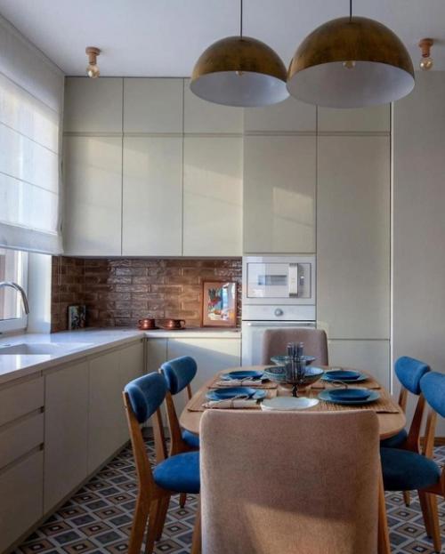 В загородном стиле создана кухня - гостиная, оформленная в легком дизайне. 01