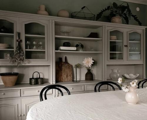 Мягкий уютный интерьер старого деревенского дома молодой семьи в Швеции. 02