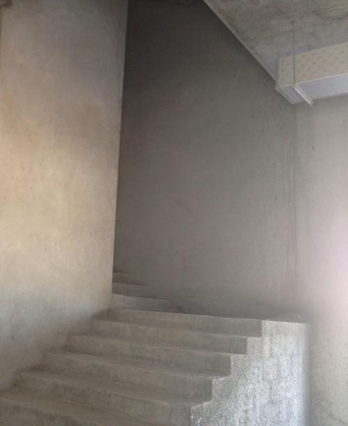 Потрясающее оформление лестницы в загородном доме. 01