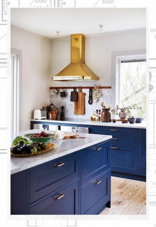 Яркий дом в Швеции с синей кухней и красочным декором. 02
