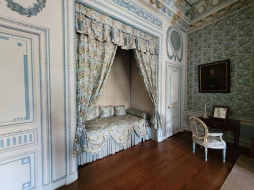 Здесь до сих пор нет электричества, поэтому мы видим интерьер максимально естественным, таким, каким его видели хозяева. 06