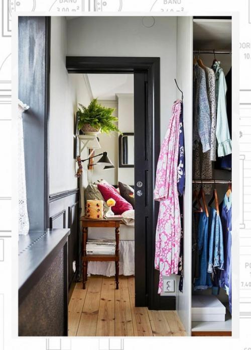 Яркий дом в Швеции с синей кухней и красочным декором. 09