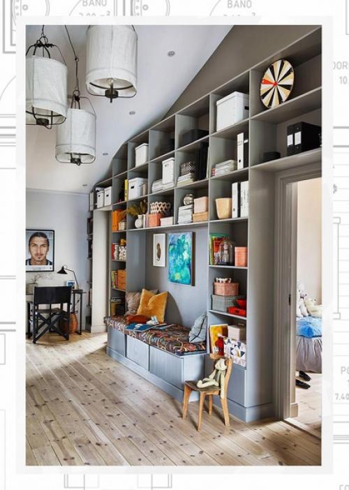 Яркий дом в Швеции с синей кухней и красочным декором. 05