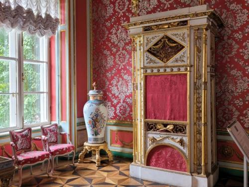 Здесь до сих пор нет электричества, поэтому мы видим интерьер максимально естественным, таким, каким его видели хозяева. 05