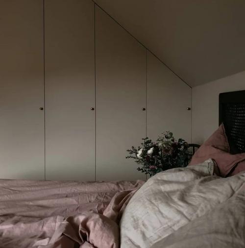 Мягкий уютный интерьер старого деревенского дома молодой семьи в Швеции. 03