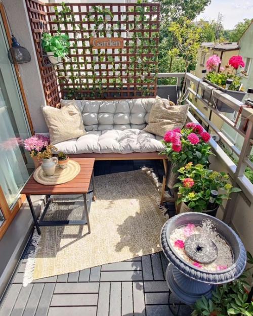 Очаровательная двухкомнатная квартира, которая подкупает своим душевным декором и красивым текстилем. 01