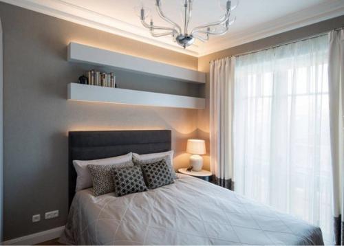 Во многих квартирах постройки прошлого столетия под спальню отводится 9-10 кв. 05