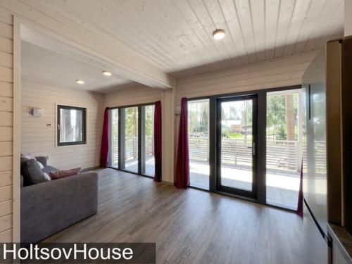 А вот и интерьеры растущего дома, который мы показали вам в предыдущей публикации. 01