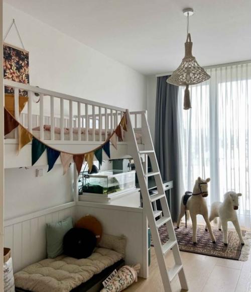 Светлый дизайн интерьера с мебелью Ikea и тёплыми акцентами. 01