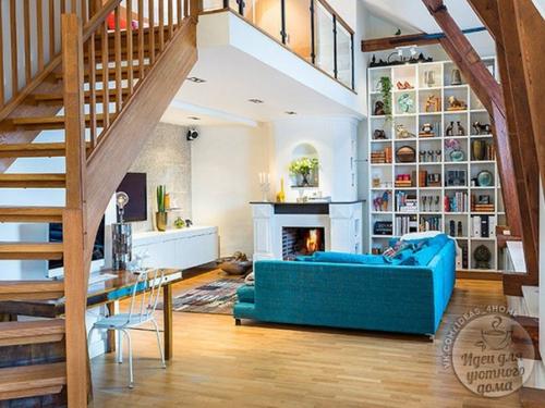 Небольшой лофт в два этажа с камином и французским балконом. 01