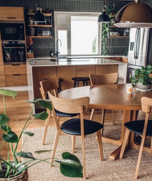 Невероятно уютный и тёплый интерьер с большим количеством дерева и растений. 02