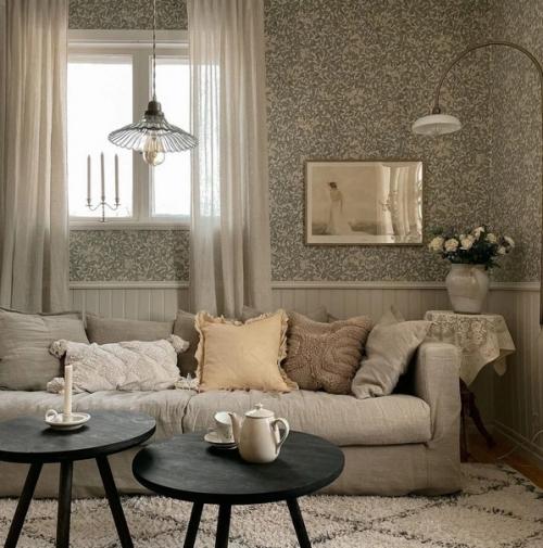 Мягкий уютный интерьер старого деревенского дома молодой семьи в Швеции. 01