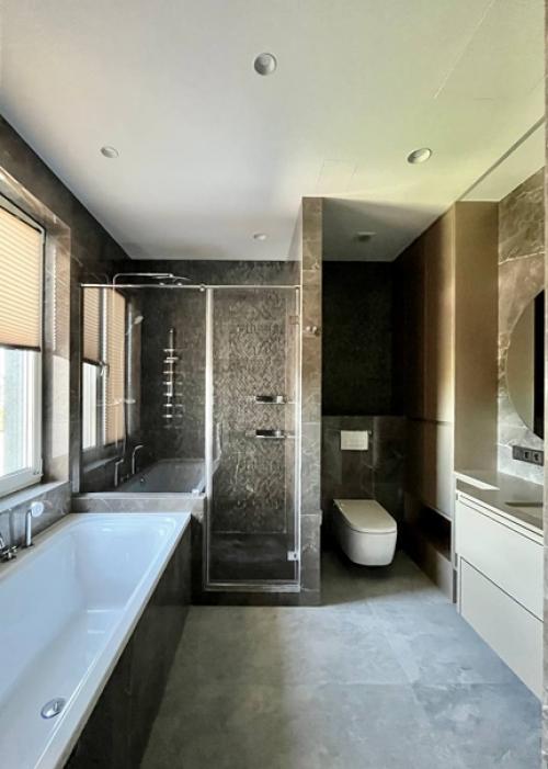 Две разные визуализации и одна реализация одной и той же ванной комнаты. 02