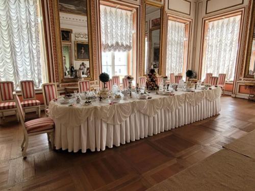 Здесь до сих пор нет электричества, поэтому мы видим интерьер максимально естественным, таким, каким его видели хозяева. 02