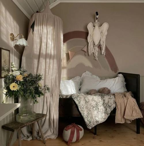 Мягкий уютный интерьер старого деревенского дома молодой семьи в Швеции. 05