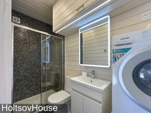 А вот и интерьеры растущего дома, который мы показали вам в предыдущей публикации. 09