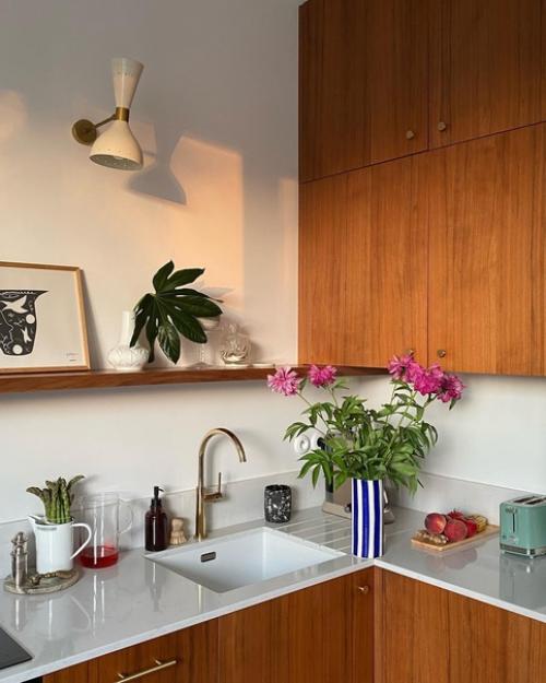 Невероятно уютная кухня - гостиная с небольшим открытым балконом. 02