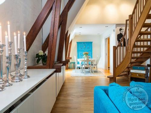 Небольшой лофт в два этажа с камином и французским балконом. 04