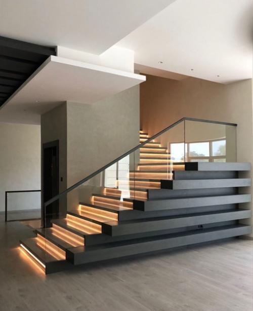 Потрясающее оформление лестницы в загородном доме. 02