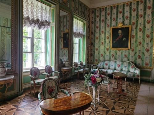 Здесь до сих пор нет электричества, поэтому мы видим интерьер максимально естественным, таким, каким его видели хозяева. 07