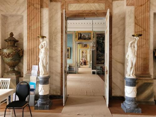 Здесь до сих пор нет электричества, поэтому мы видим интерьер максимально естественным, таким, каким его видели хозяева. 01