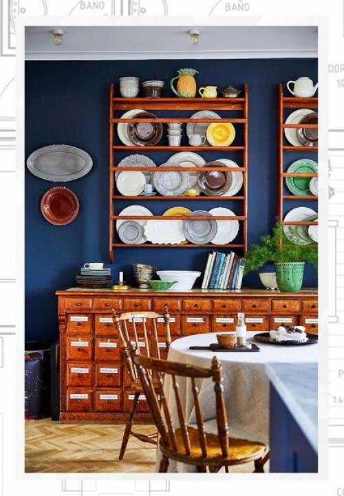 Яркий дом в Швеции с синей кухней и красочным декором. 04