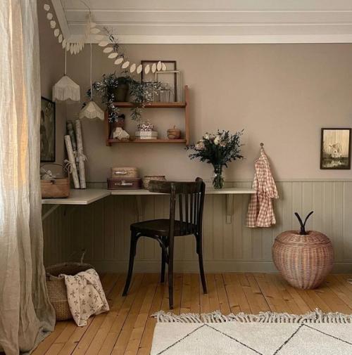 Мягкий уютный интерьер старого деревенского дома молодой семьи в Швеции. 06