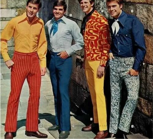 Мужская мода 1970 приталенные рубашки и сильно зауженные в бедрах брюки. 03