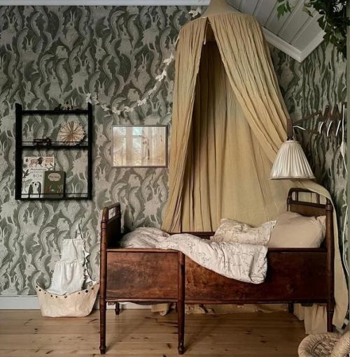 Мягкий уютный интерьер старого деревенского дома молодой семьи в Швеции. 07