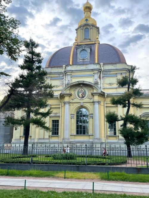 Мы переходим на петроградскую сторону: всем известная петропавловская крепость на заячьем острове, дата закладки которой 27. 02
