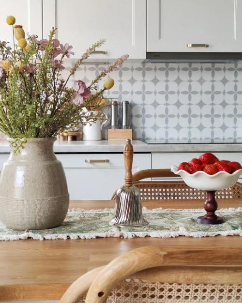 Очаровательная двухкомнатная квартира, которая подкупает своим душевным декором и красивым текстилем. 06