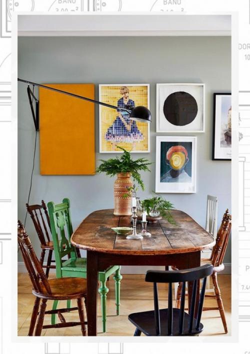 Яркий дом в Швеции с синей кухней и красочным декором. 01