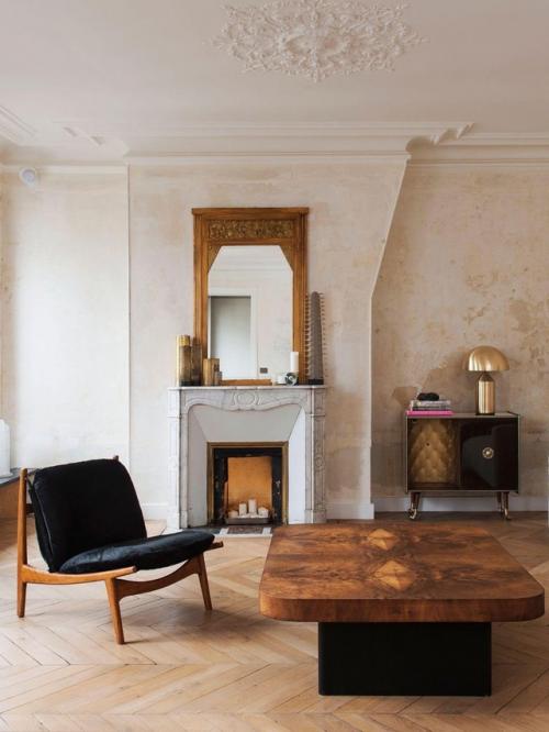 Историческая лепнина, высокие потолки и винтажные детали органично сочетаются с графичным минимализмом. 01